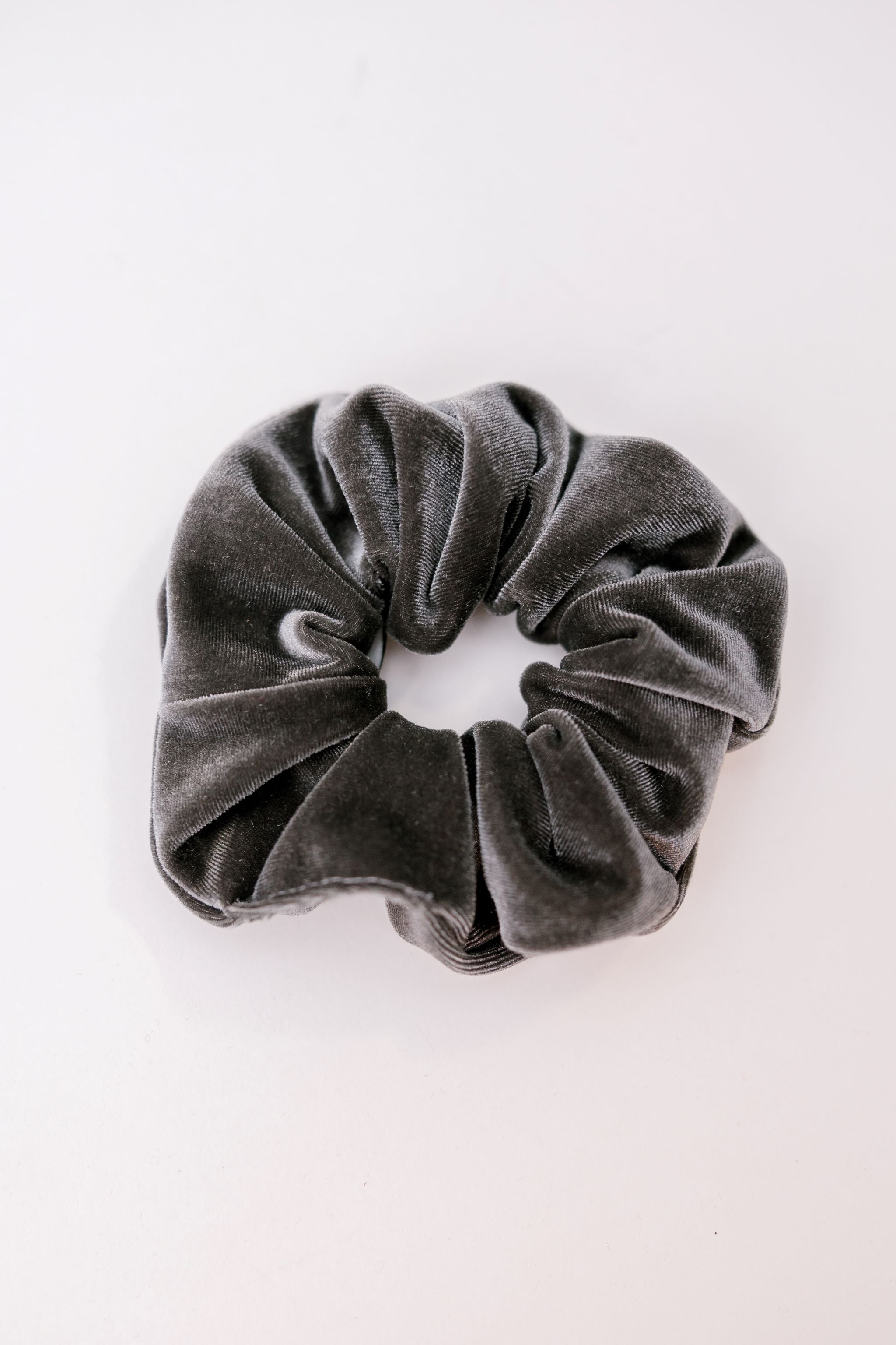 VELVET SCRUNCHIE CHARCOAL VELVET SCRUNCHIE CHARCOAL